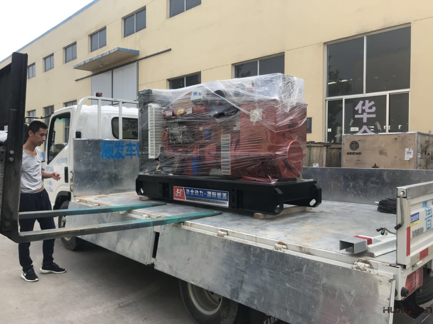 劉先生從華全動力采購的30kw和100kw標配柴油發電機組于8月29日順利發往山東