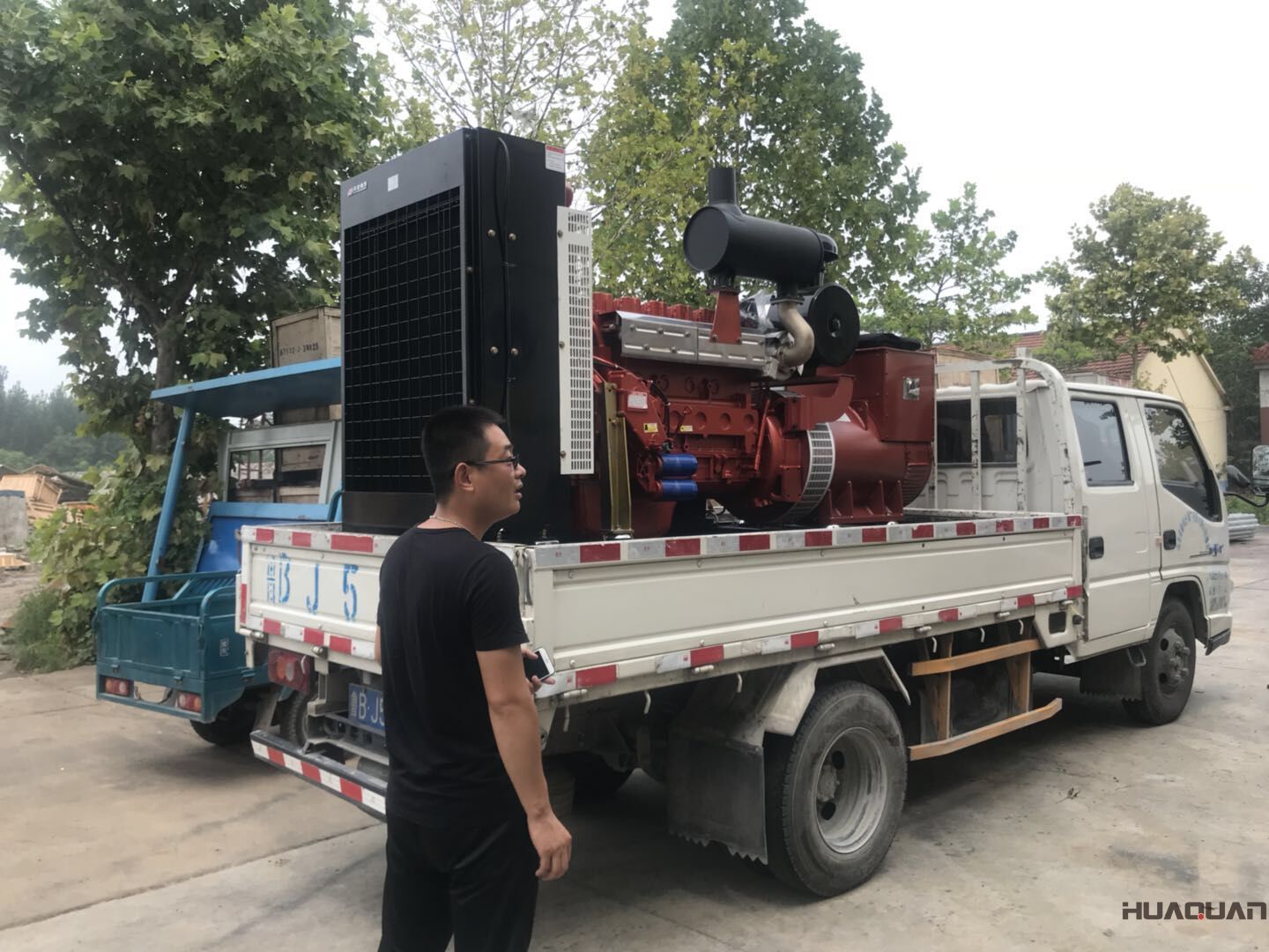 一臺300kw標(biāo)配柴油發(fā)電機(jī)組于8月4日順利發(fā)往湖北省
