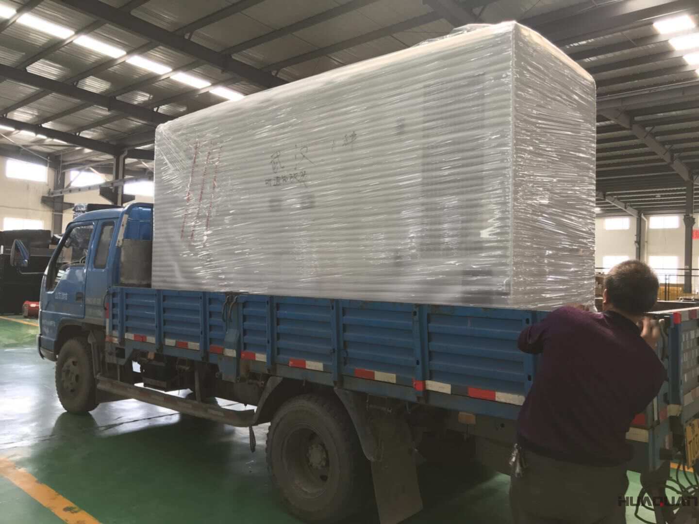 一臺200kw靜音箱型柴油發(fā)電機(jī)組于9月11日發(fā)往湖北