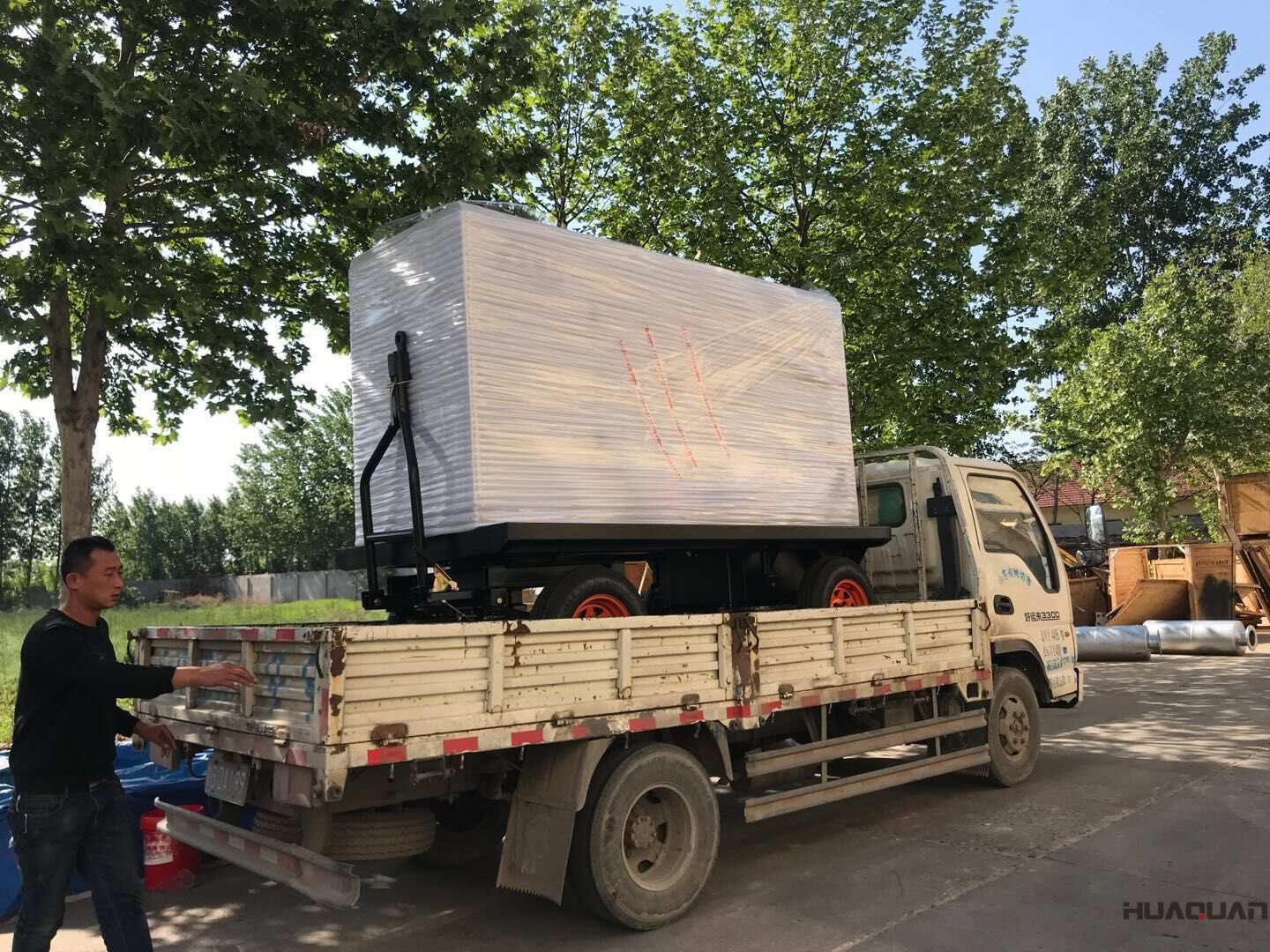 10月15日一臺75kw拖車（無防雨棚）型柴油發(fā)電機組已發(fā)往山東