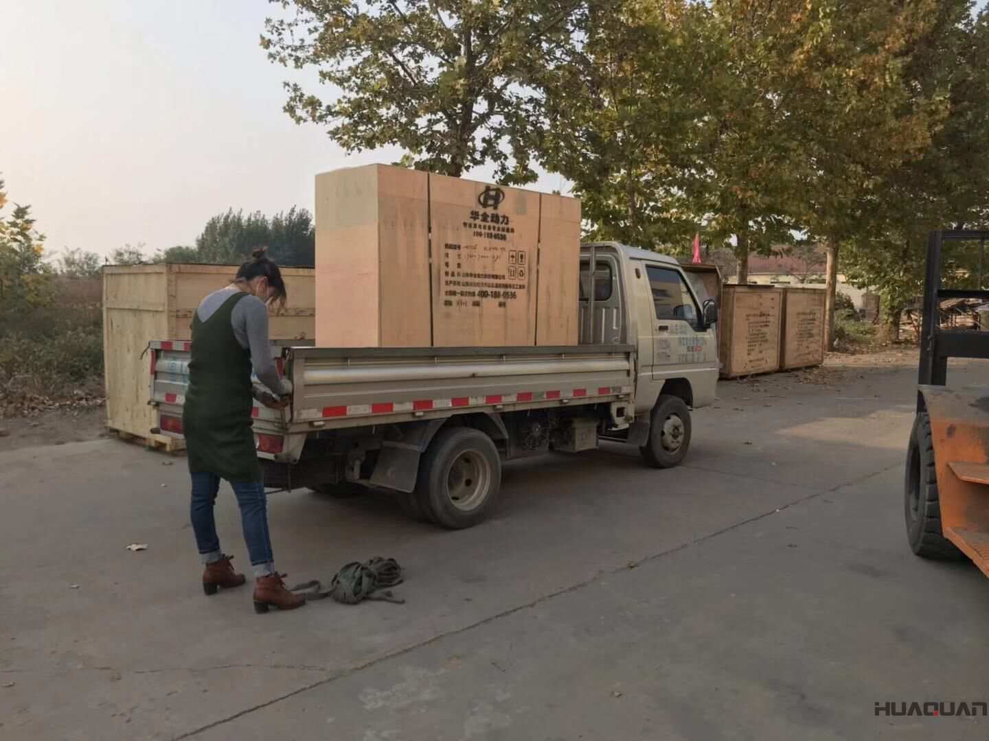 一臺自動化控制柜總成發(fā)電機組于10月16日從華全動力順利發(fā)往山東濱州