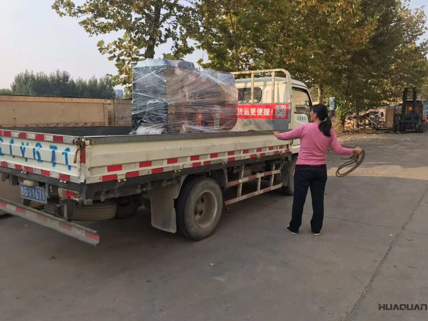 10月17日，楊先生在華全動力代裝的一臺25kw移動靜音拖車柴油發(fā)電機組現(xiàn)已成功發(fā)貨