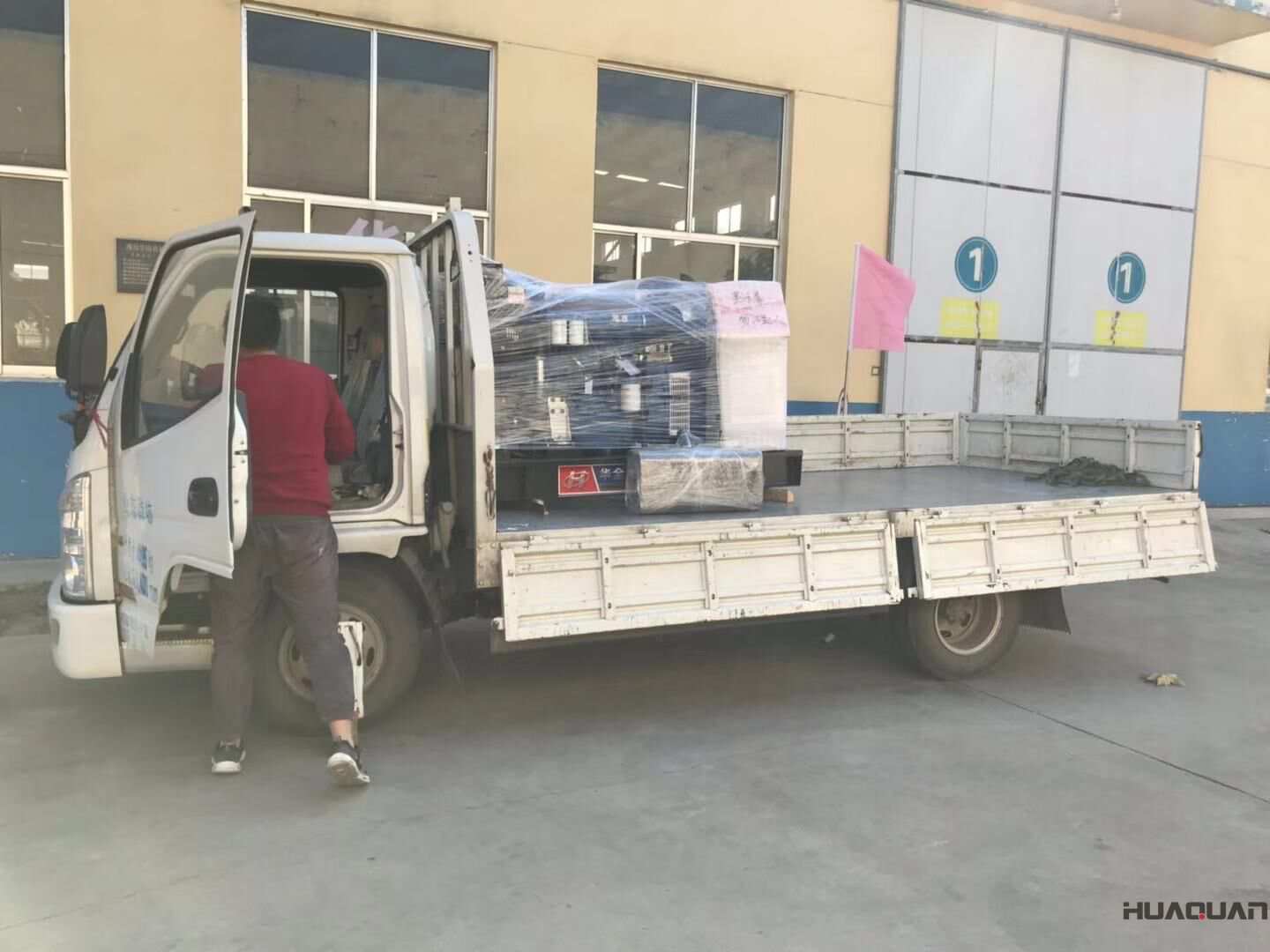 一臺40kw標配柴油發(fā)電機組于10月18日順利發(fā)往新疆烏魯木齊