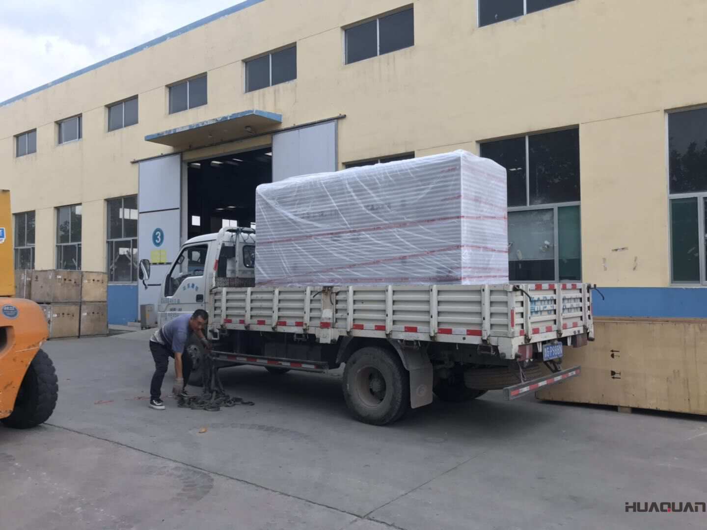 河北申先生10月24日從華全動力訂購了一臺75kw移動靜音拖車柴油發電機組，現已順利發往目的地