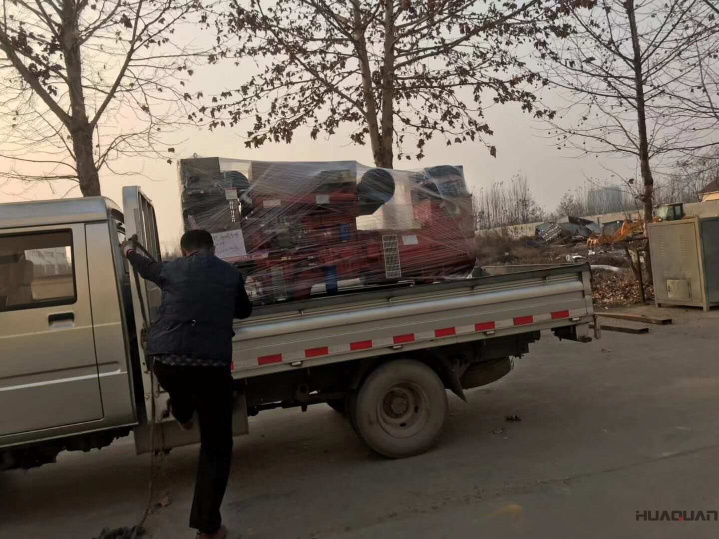 11月30日，張先生從華全動(dòng)力訂購(gòu)的一臺(tái)120kw自動(dòng)化柴油發(fā)電機(jī)組現(xiàn)已成功發(fā)往山東省