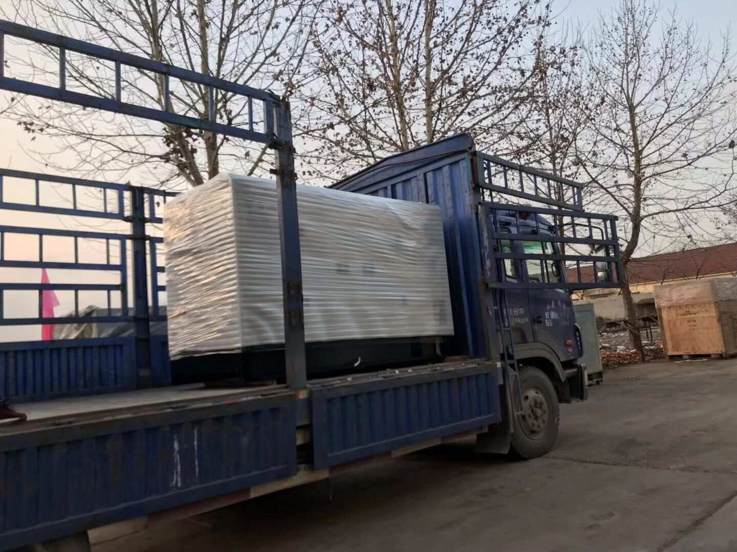 12月1日，一臺(tái)50kw移動(dòng)拖車柴油發(fā)電機(jī)組從華全動(dòng)力順利發(fā)往山東省