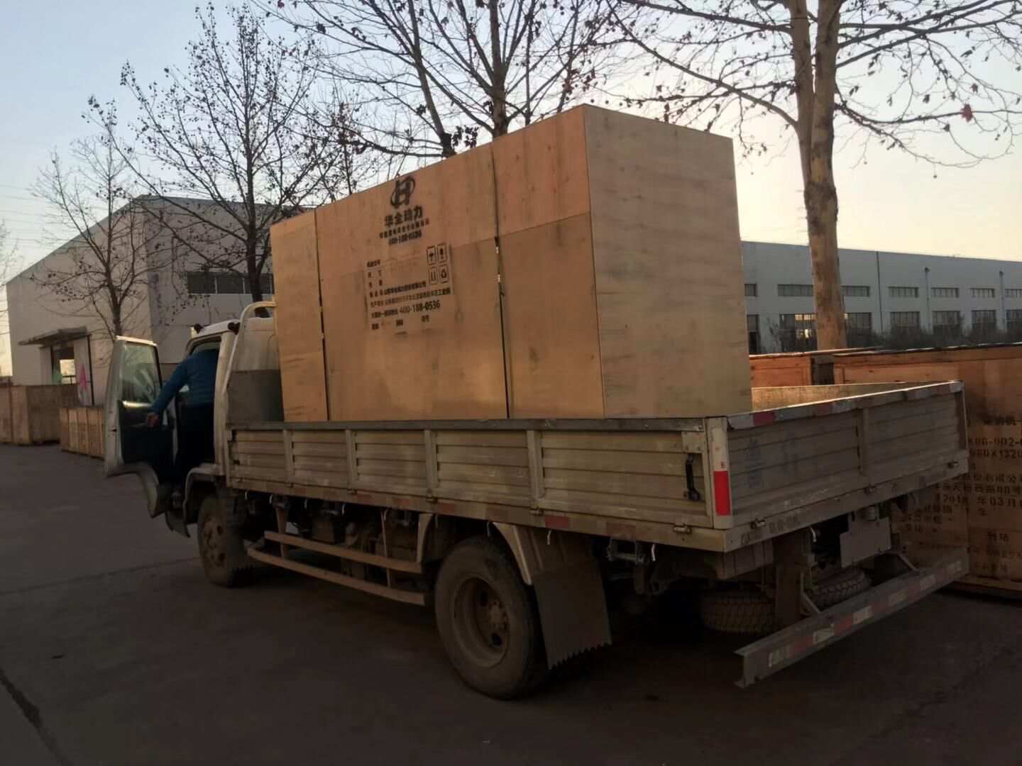  近北方地區(qū)用電量大幅度上升，這不華全動力一臺600kw靜音型柴油發(fā)電機組已于12月21日順利發(fā)往北京