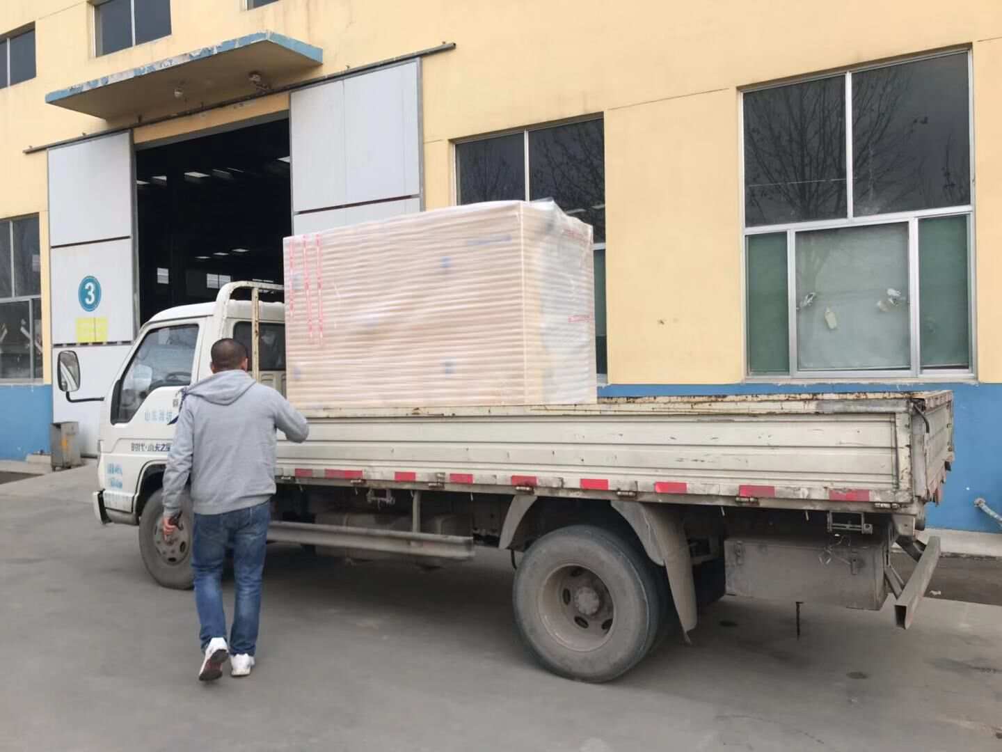 河北省申先生從華全動力采購的一臺20kw標配柴油發(fā)電機組于12月24日成功發(fā)往目的地