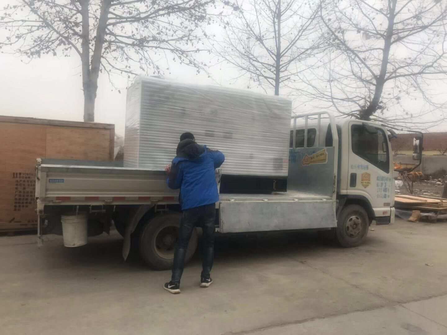 12月27日，江蘇省釋先生從華全動力訂購的400kw靜音拖車柴油發電機組現已發往目的地