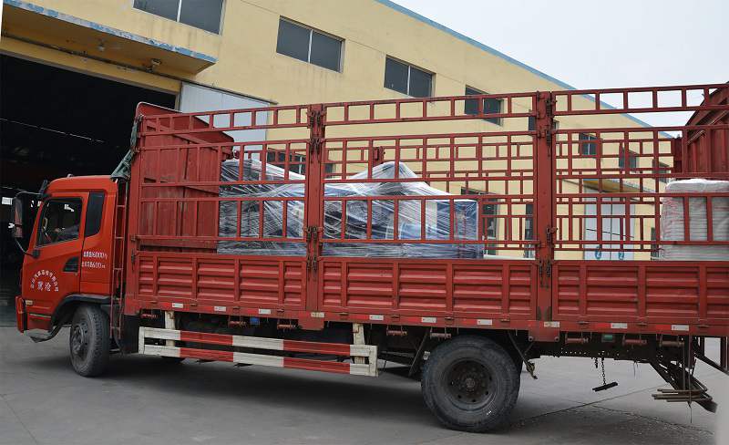 天氣陰沉，張先生從華全動力采購的500kw靜音型發電機組于3月4日發往山東省