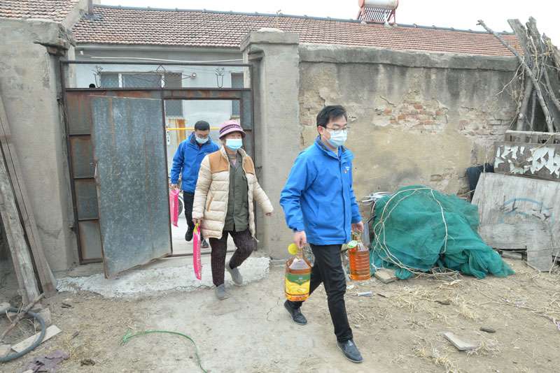 華全動力黨支部一行向困難群眾送去花生油、大米和美酒禮盒等禮品