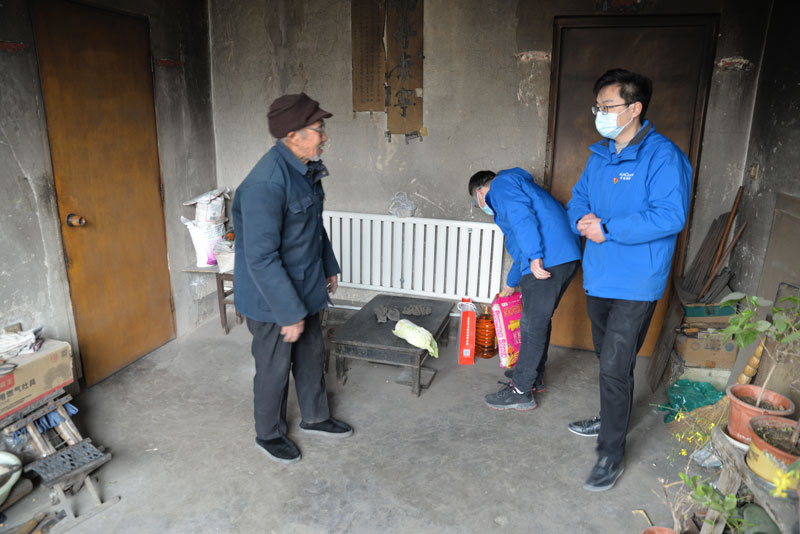 華全動力黨支部一行向困難群眾送去花生油、大米和美酒禮盒等禮品