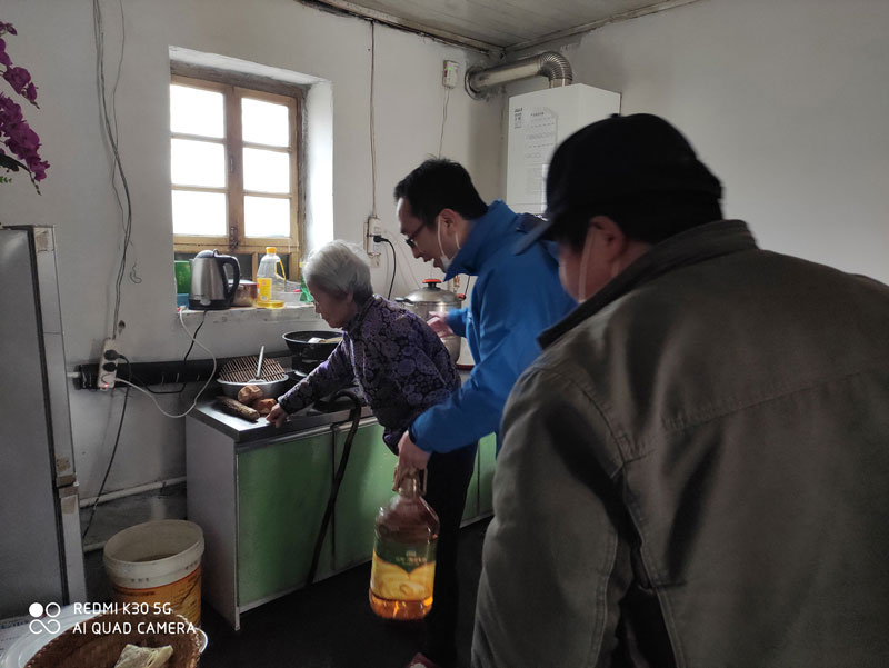 華全動力黨支部一行向困難群眾送去花生油、大米和美酒禮盒等禮品