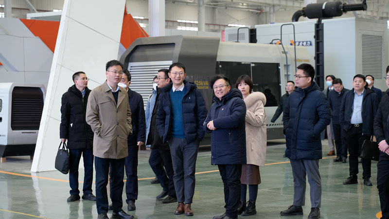 華全集團董事長趙立增為中國東方資產(chǎn)管理股份有限公司領(lǐng)導(dǎo)講解